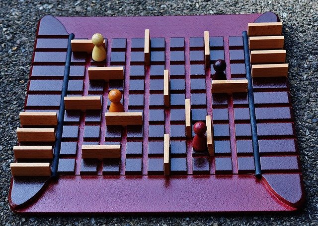 Les jeux de société traditionnels en bois