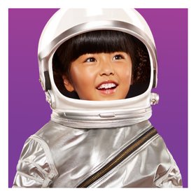 Petite fille asiatique habillée en cosmonaute