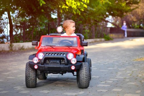 Acheter un véhicule à pédales ou électrique à son enfant