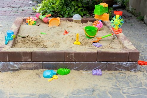 Construire un bac à sable pour le jardin : 8 exemples inspirants et  originaux
