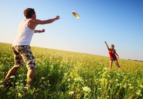 Le frisbee, un jeu familial à pratiquer en plein air