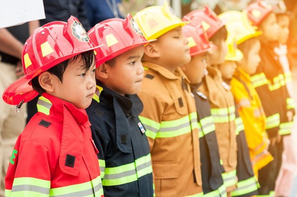 Costume de pompier pour enfant avec accessoires