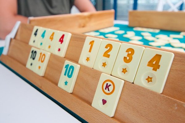 Rummikub, un jeu de cartes qui se joue avec des jetons