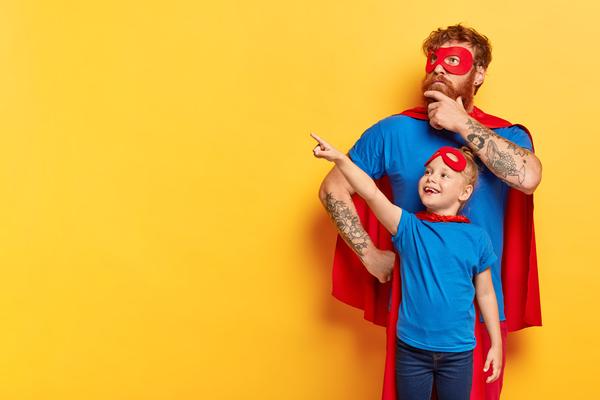 Un déguisement. A chaque âge son intérêt un papa et sa fille avec un déguisement de super héros