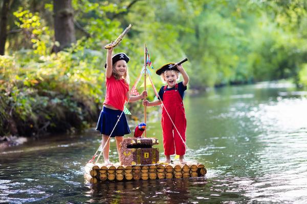 Le déguisement. A chaque âge son intérêt enfants riviere pirate bateau rire jeux deguisement