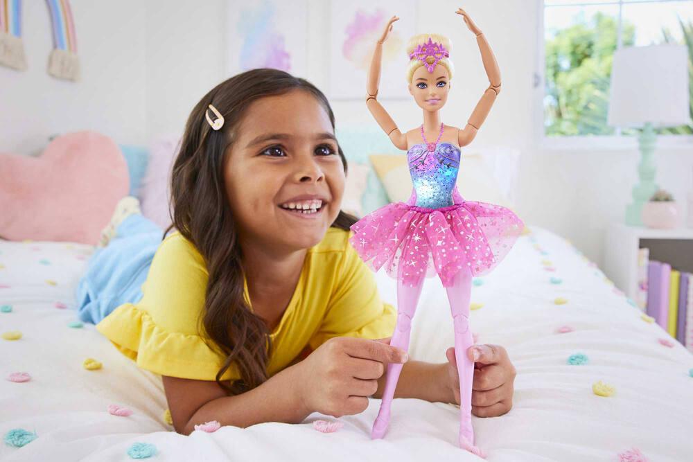 Barbie poupee ballerine lumieres magiques poupees joueclub