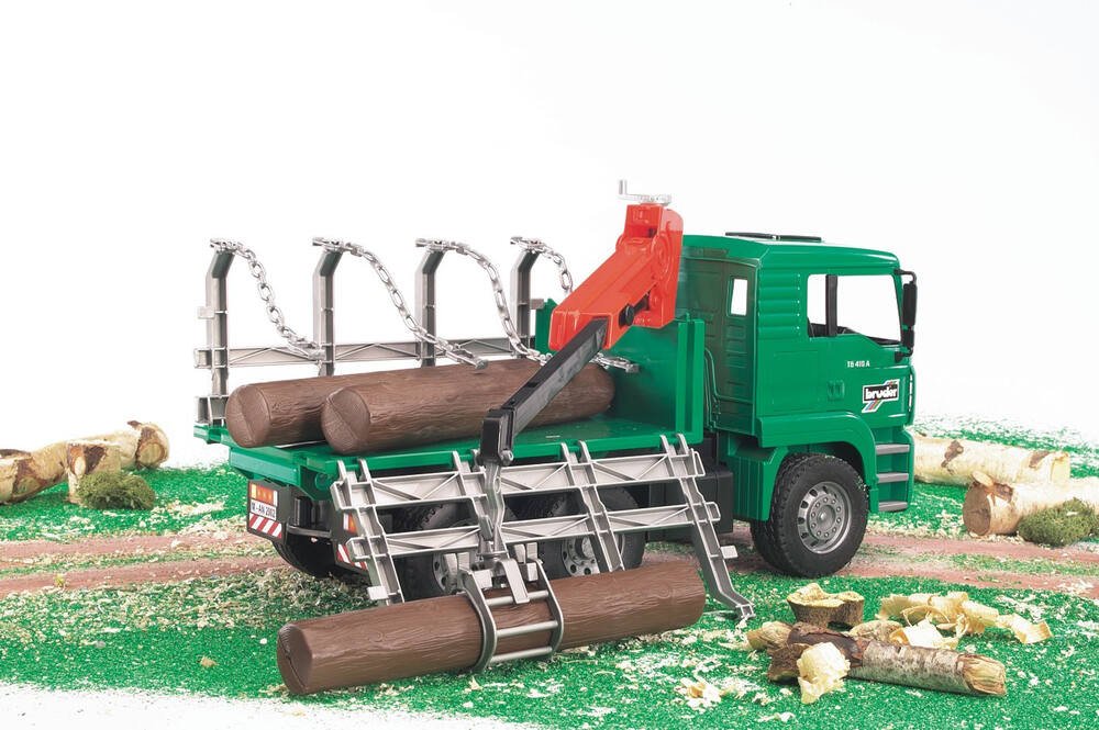 Camion de transport de bois MAN avec grue de chargement