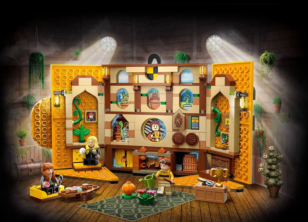 LEGO Harry Potter 76412 - Le blason de la maison Poufsouffle, Jouet avec 3  Minifigurines et Mandragore, Décoration Murale à Collectionner, Château de  Poudlard pas cher 