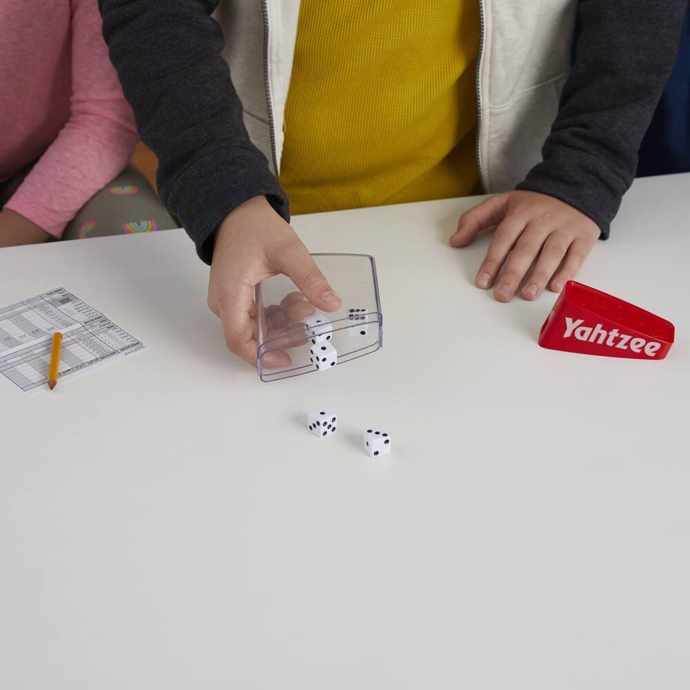 2014 Hasbro Gaming Yahtzee, le jeu Shake, Score & Shout ! - Scellé - France 2014 Hasbro Gaming Yahtzee, le jeu Shake, Score & Shout ! - Scellé - France