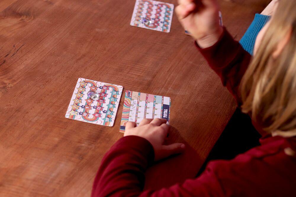 IELLO Fifty - Jeu De Société Familial Revisité Du Bingo, Ambiance Fun Et Stratégie Pour 3-7 Joueurs