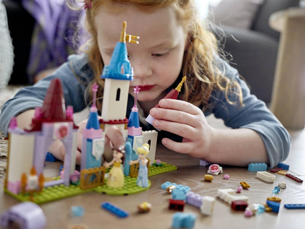 LEGO 43219 Disney Princess Châteaux Créatifs, Jouet Château avec  Mini-Poupées Belle et Cendrillon et Boîte de Rangement en Briques, Enfants,  Filles et Garçons 6 Ans : : Jeux et Jouets