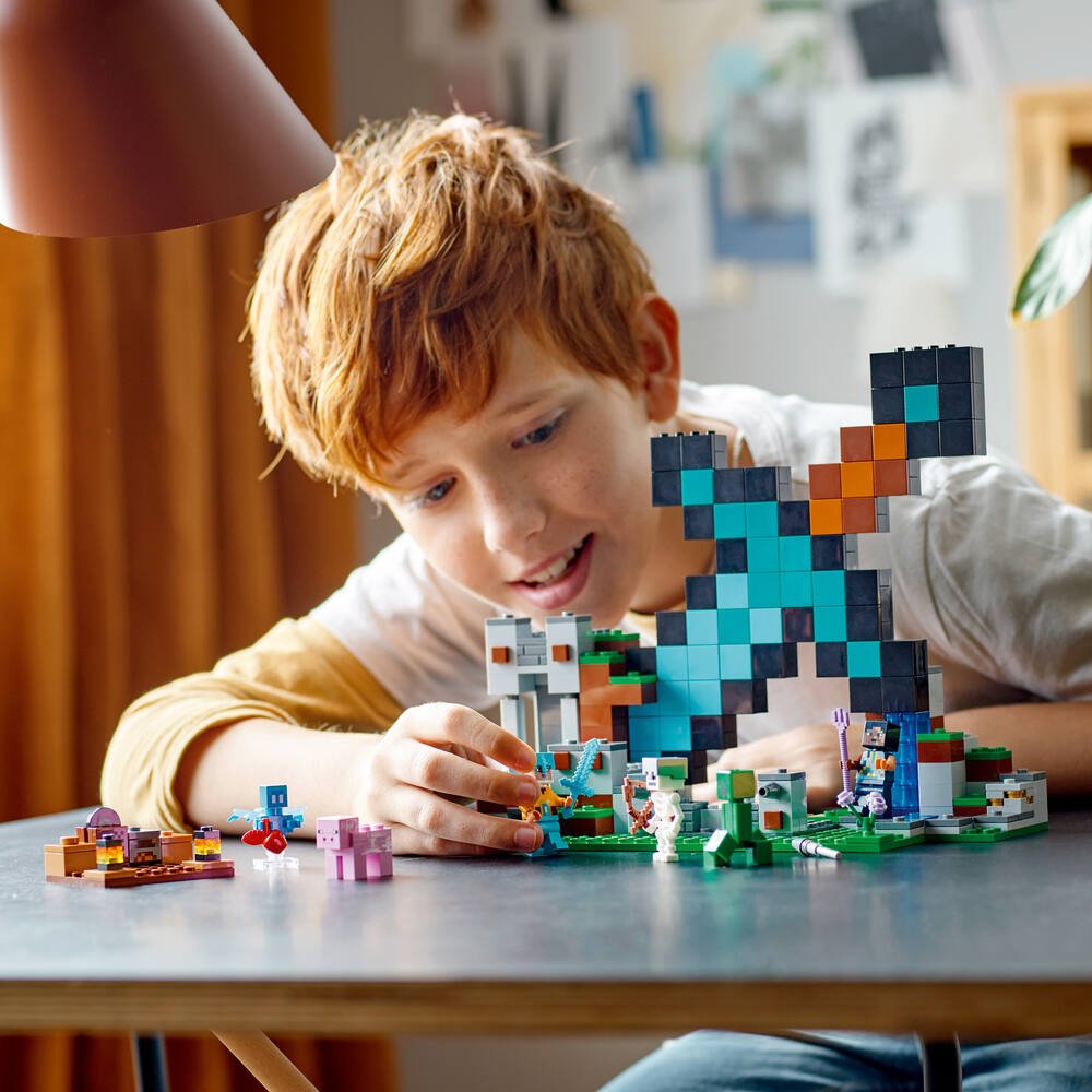 LEGO Minecraft - L'avant-poste de l'épée (21244)