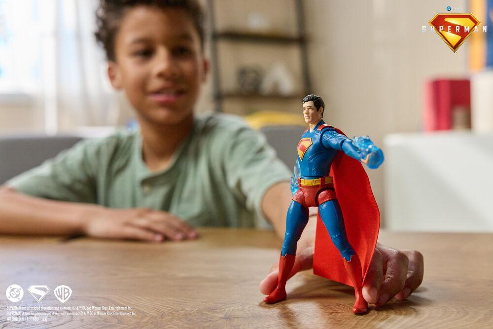 DC Comics – Figurine Superman 15,2 Cm – Style Film Superman – 9 Points D'Articulation – 2 Accessoires – Cadeau Fan Dès 4 Ans