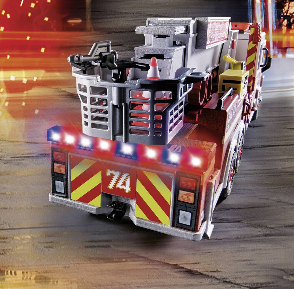Promo Playmobil camion de pompiers avec echelle pivotante chez