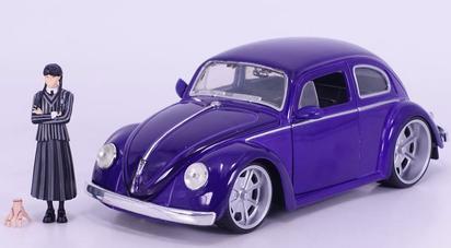 1/24 WEDNESDAY VOLKSWAGEN BEETLE FIGURE PURPLE HOLLYWOOD RIDES 41177321.JPG